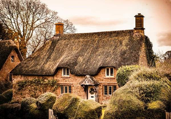 Quels sont les avantages d'une toiture en chaume par rapport à une toiture en tuiles ?
