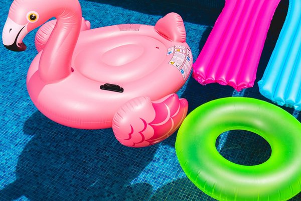 Quelle est la meilleure façon d'organiser un espace de jeu pour enfants autour de la piscine?