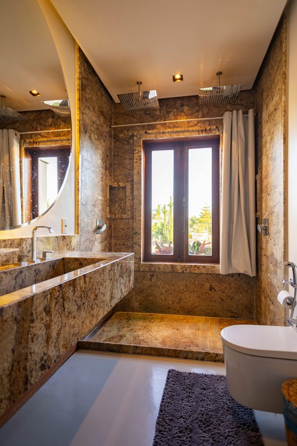 Pierre naturelle dans la salle de douche avec vasque : le matériau tendance pour une esthétique parfaite